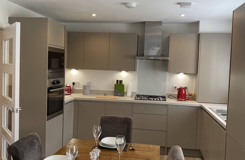Saunderton House | Stylish Chilterns Hills Escape | Walks & Parking