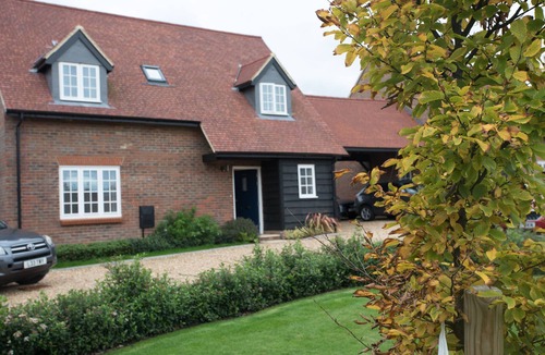 Saunderton House | Stylish Chilterns Hills Escape | Walks & Parking