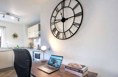Northampton Apartment | Stylish City Centre Apartment Free Parking Self-Check-In Fast Wifi SmartTVs Yoko Property