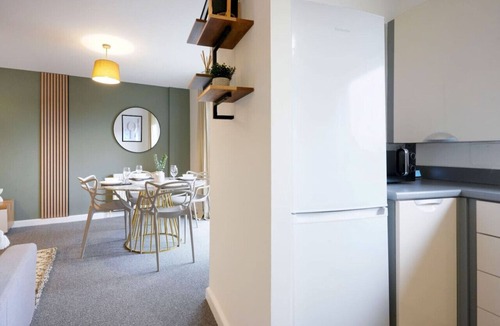 Northampton Apartment | Stylish City Centre Apartment Free Parking Self-Check-In Fast Wifi SmartTVs Yoko Property