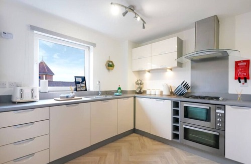 Northampton Apartment | Stylish City Centre Apartment Free Parking Self-Check-In Fast Wifi SmartTVs Yoko Property