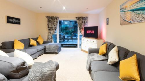 Westbrook House | Stylish Coastal Home, Pets & Parking By Adliv