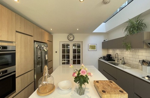 Fulwell and Hampton Hill House | Stylish & comfy home near Bushy Park
