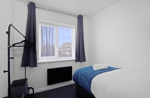 Aylesbury Apartment | Stylish Cosy 2-Bed flat, fast Wi-Fi, Sky Sports, Sky Cinema & Netflix plus 2 free Parking bays