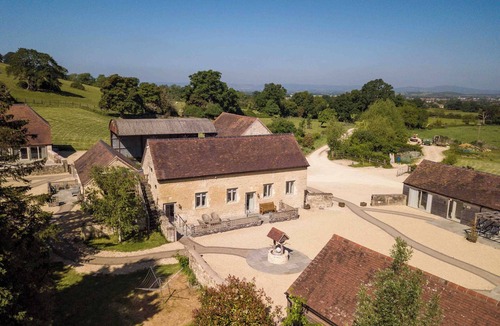 Haresfield House | Stylish Cotswolds Retreat for Couples & Friends