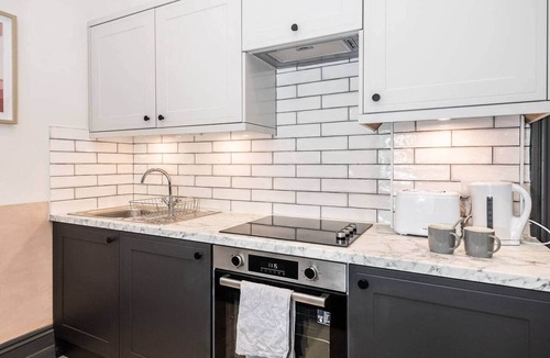 Salisbury Apartment | Stylish Grade II Listed 2 Bed Flat w. Roof Terrace