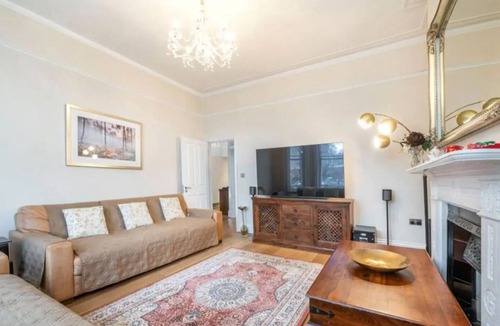 Frognal and Fitzjohns Apartment | Stylish Hampstead Flat with Character and Charm