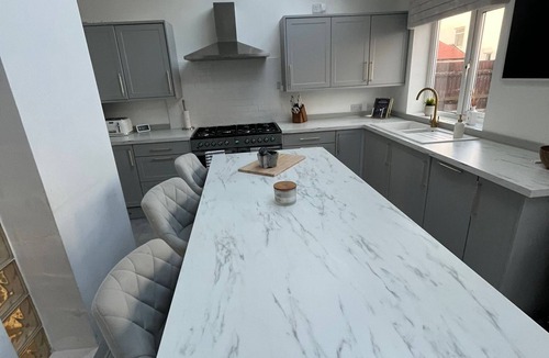 Moreton House | Stylish Home Away from Home 6 Minutes Drive to Beach