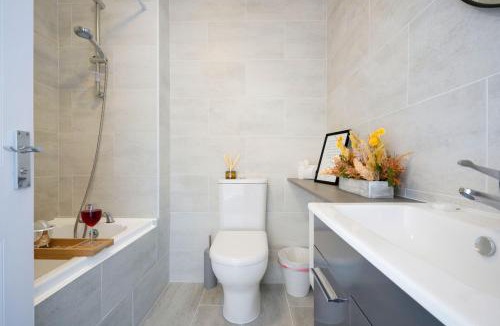 Luton House | Stylish House - Close to City Centre and Luton Airport - Free Parking, Super-Fast Wifi, Garden and Smart TV with Netflix by Yoko Property