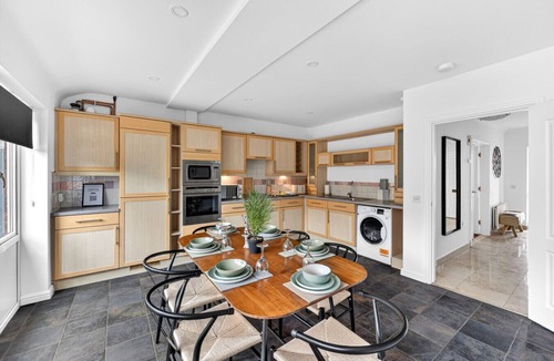 Kempston House | Stylish House Pool Table Driveway Parking Work Desk Smart TVs Fast Wifi Yoko Property