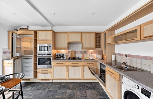 Kempston House | Stylish House Pool Table Driveway Parking Work Desk Smart TVs Fast Wifi Yoko Property