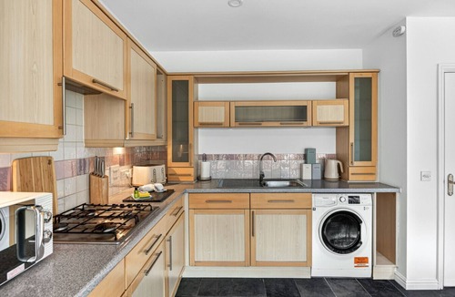 Kempston House | Stylish House Pool Table Driveway Parking Work Desk Smart TVs Fast Wifi Yoko Property