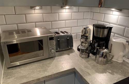 Bayswater Apartment | Stylish Hyde Park 3 bedroom with patio, moments from Kensington Palace