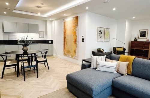 The Cultural Quarter House | Stylish Luxury Maisonette near Brighton Pier with Gym & Cinema