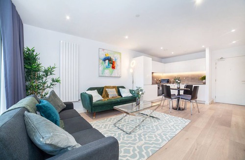 Docklands Apartment | Stylish, Modern 2 Bed/2Bath next to Canary Wharf and City Airport!