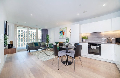 Docklands Apartment | Stylish, Modern 2 Bed/2Bath next to Canary Wharf and City Airport!