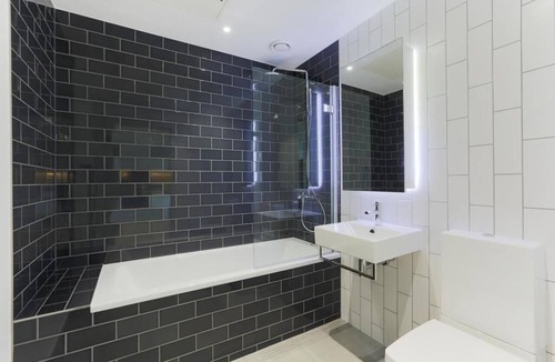 Docklands Apartment | Stylish, Modern 2 Bed/2Bath next to Canary Wharf and City Airport!