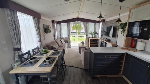 Milford on Sea Resort | STYLISH MODERN CONTEMPORARY PET FREE HOLIDAY HOME ON AWARD WINNING SHOREFIELD COUNTRY PARK Edge New Forest ENTERTAINMENT AND LEISURE PASSES INCLUDED