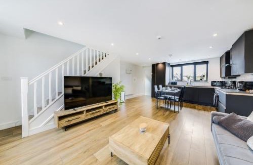 Cowley Apartment | Stylish One Bedroom Coach House with Parking