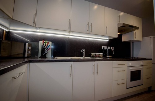 Montpellier Apartment | Stylish Racing Themed 3 BR Apt