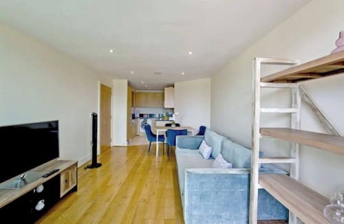 Kennington Apartment | Stylish Riverside Escape | Elegant 2-Bed Flat at St George’s Wharf