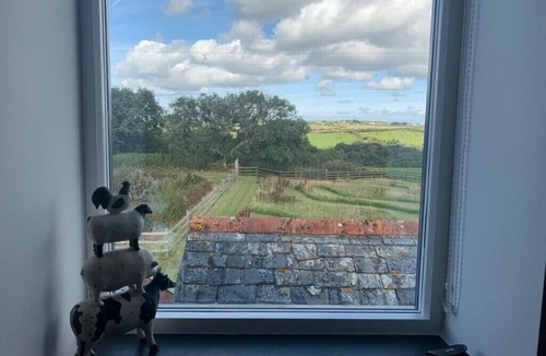 Bude Apartment | Stylish rural retreat with king-size comfort, close to Bude's stunning coastline