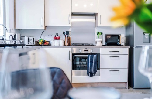 Stoke-on-Trent House | Stylish Stoke-on-Trent 3 Bed - Parking, Long Stays