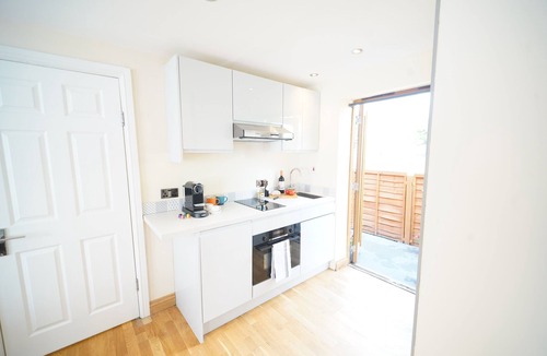 Saintbury House | Stylish Stratford-upon-Avon Stay -Sleeps 6 - Secure Gated Parking