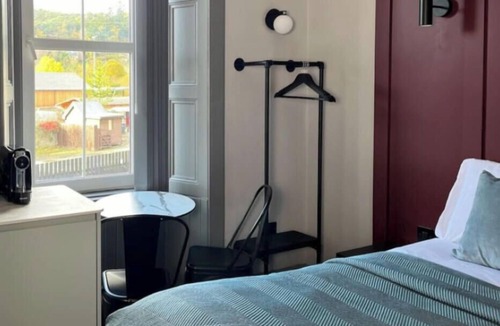 Innerleithen Apartment | Stylish studio room, king, en-suite & kitchenette (room1)