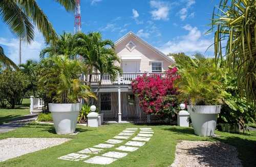 Governor's Harbour Apartment | Stylish Suite on Landscaped Grounds Walk to Town and Beach