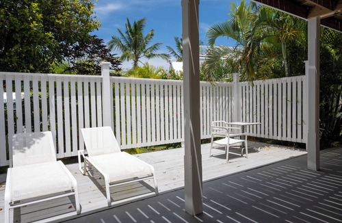 Governor's Harbour Apartment | Stylish Suite on Landscaped Grounds Walk to Town and Beach