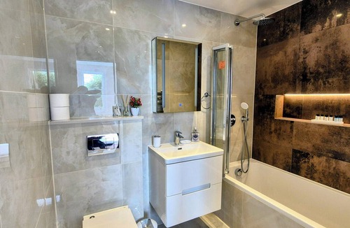 South Hampstead Apartment | Stylish Urban Retreat - Duplex 3 bedroom Apartment (All En-Suite) - Sleeps 6