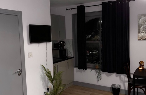 Evelyn Hotel | Stylish Wolf’s Ensuite Studio Zone 2 Walking distance to River Thames