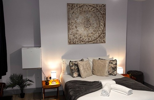 Evelyn Hotel | Stylish Wolf’s Ensuite Studio Zone 2 Walking distance to River Thames