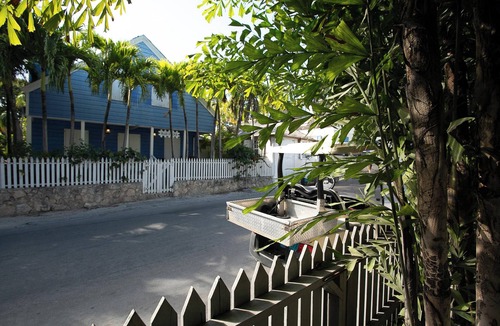 Dunmore Town Cottage | Sugar Cube: Charming & Artsy 1 bedroom cottage in the heart of Harbour Island