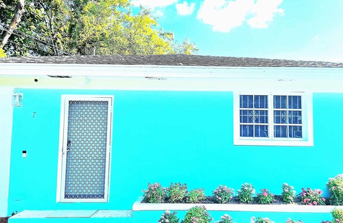 Stapledon Gardens Apartment | Summer's Haven centrally located, 5min drive to Beaches, Hotels and Restaurants