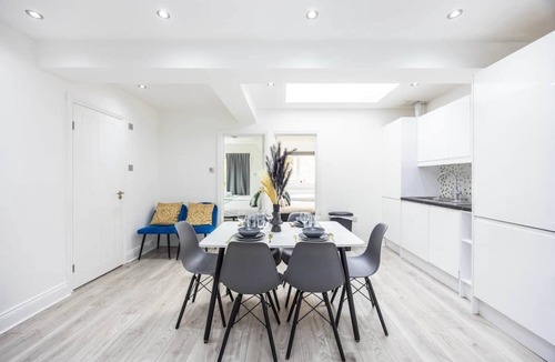 Shepherd's Bush Apartment | Summer Savings, Save More 20% | Spacious 9-Guest Home