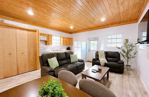 Spanish Wells House | Sunset Bay - Charming 1-Bedroom House with Ocean/Canal Views