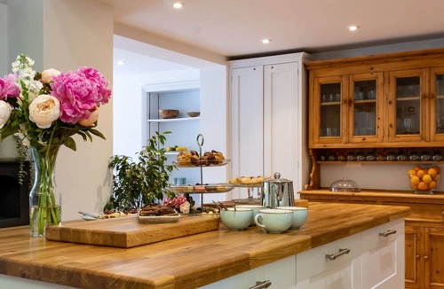 Burley Cottage | Superb Family Home with Hot Tub & Gardens