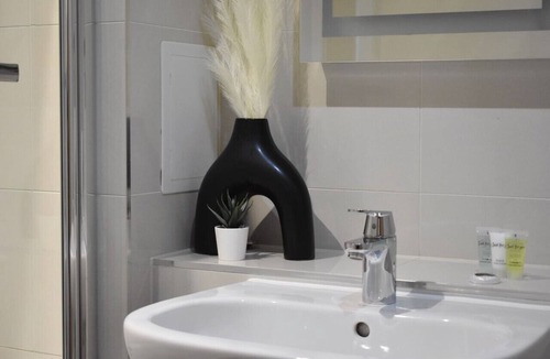 Havering Condo | Superior 3 bed apartment with balcony in Romford