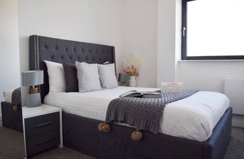 Havering Condo | Superior 3 bed apartment with balcony in Romford