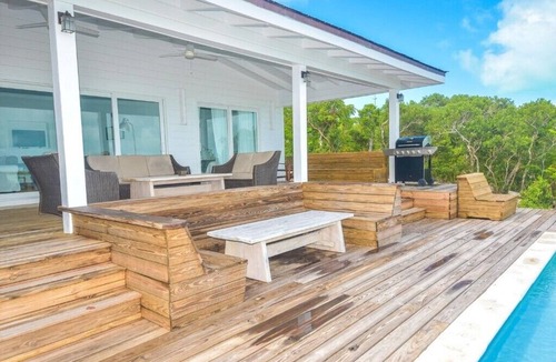 Hartswell House | Surf House: 4BR Beachfront w/pool
