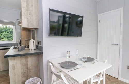 Sutton Weaver Cottage | SUTTON FIELDS CHALET, pet friendly, with a garden in Frodsham