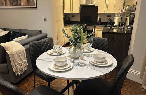 Bedford Apartment | Tavistock House-Contractor stay-Parking-Sleeps 7,