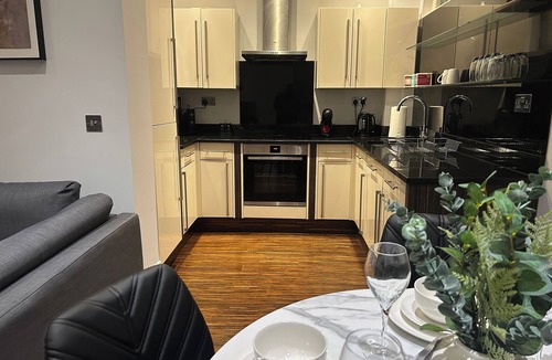 Bedford Apartment | Tavistock House-Contractor stay-Parking-Sleeps 7,