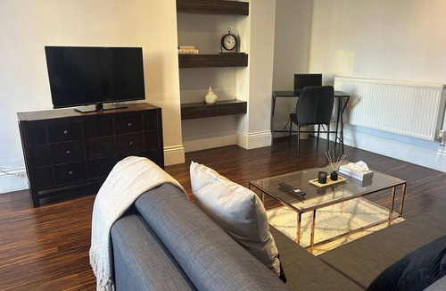 Bedford Apartment | Tavistock House-Contractor stay-Parking-Sleeps 7,