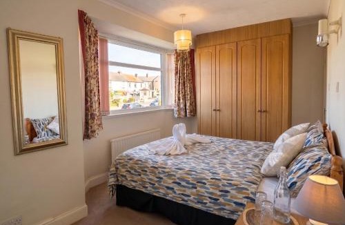 Weston on Trent House | Tharsh Peaceful Escape Double Room with Shared Bathroom