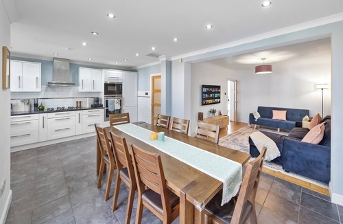 Harlington House | The Aviator-4BR-2 Bath-Heathrow-Parking-Spacious&Family Friendly