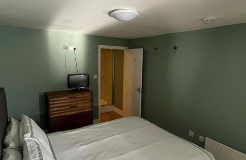 Heath and Reach Hotel | The Axe and Compass