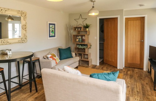 Newton Ferrers Cottage | THE BARN, pet friendly, with a garden in Brixton